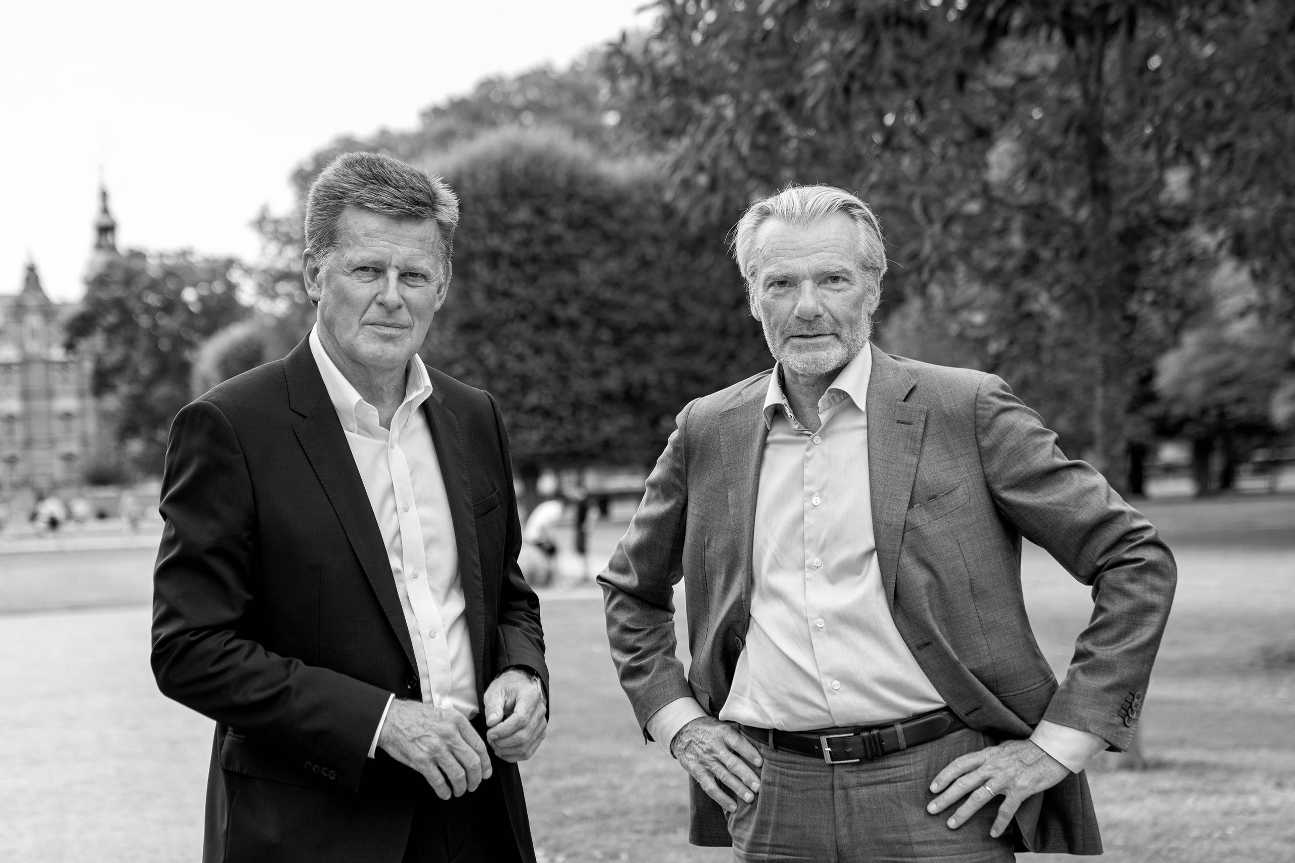 Formand for Danske Advokater, partner i Kromann Reumert, Jørgen Kjergaard Madsen (Mørkt Tøj) og Peter Fogh, formand for Advokatrådet og partner i Plesner. Foto: Stine Bidstrup