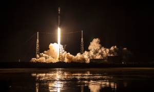 Elon Musks raketselskab SpaceX har sendt flere satellitter i omløb til Starlink-netværket, end der var aktive satellitter i rummet, før Starlink blev sat i gang. I dag er der over 2.000 Starlink-satellitter i brug, men målet er 42.000. Foto: SpaceX