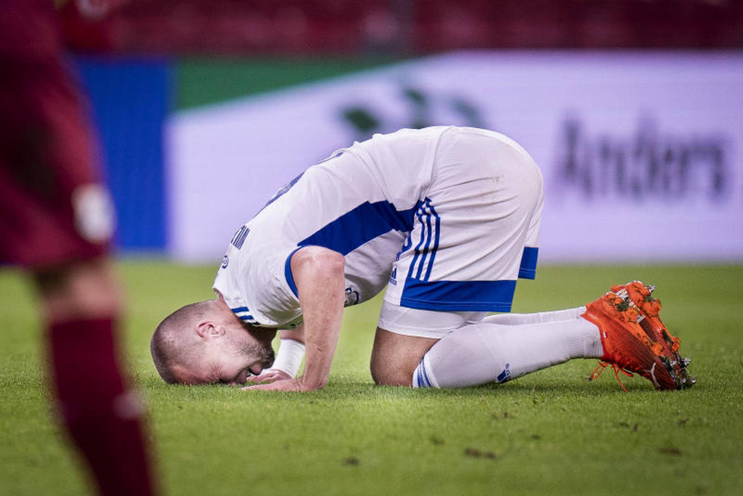 FCKs Kamil Wilczek bider i græsset under en Europa League-kamp og illustrerer dermed, at det økonomisk er hårde tider for Parken Sport & Entertainment over på en coronakrise.. Foto: Liselotte Sabroe/Ritzau Scanpix.