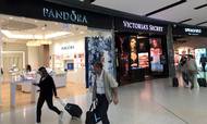 Den danske smykkekoncern Pandora har også butikker i en række af verdens større lufthavne - som her i Lissabon. Foto: Jesper Olesen.
