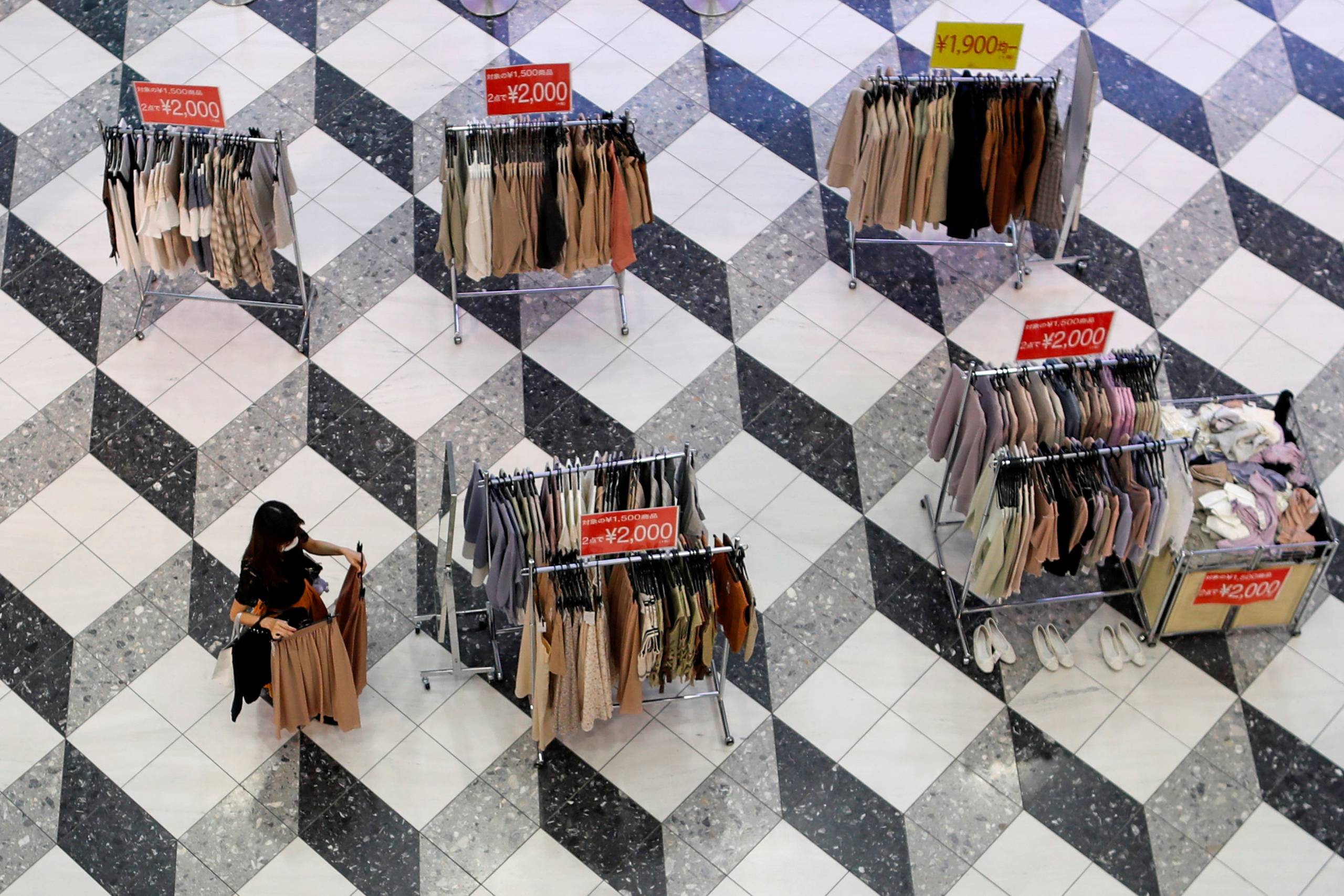 Verdensøkonomien er så hårdt ramt af coronakrisen, at det frem mod 2025 vil koste, hvad der svarer til 10 pct. af et års globalt bruttonationalprodukt. Foto: Reuters/Issei Kato