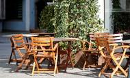 Tomme stole står som symbolet på endnu en restaurant, der atter er blevet tvunget til at lukket dørene på grund af nye smitteudbrud. Foto: Reuters/Leonhard Foeger