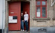 23-årige Amanda Nørregaard og 25 årige Jonas Mehrfeld Rasmussen er blandt de danske familier, der har købt ejerbolig i år. Snart forlader de lejeboligen midt i Assens. Foto: Kasper Heden Andersen.