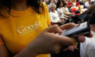 Får man et af de eftertragtede jobs i Googles hovedkvarter i Silicon Valley, skal man nok ikke bekymre sig om sin økonomi længere. Her er høje millionlønninger nemlig normalen. Foto: AP/Paul Sakuma