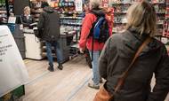 Der skal med nye restriktioner være mere plads mellem kunderne, når de står i kø i dagligvarebutikkerne. Arkivfoto: Mads Frost