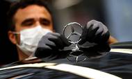Nye nedlukninger har skabt fornyet pessimisme i tysk bilindustri, der også er ramt af utilfredshed med, at Daimler-koncernen lægger produktion af bilmotorer i Kina. Foto: AP/Matthias Schräder