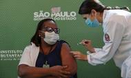 Monica Calazans - en 54-årig sygeplejerske fra Sao Paolo, var den første i Brasilien til at få en covid-19-vaccine. Foto: Reuters/Amanda Perobelli