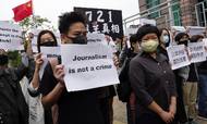 Flere forlader Hongkong på grund af coronanedlukninger og svindende demokratiske rettigheder. Her journalister i Hongkong, der demonstrerer mod anholdelser af repræsentanter for medierne. Foto: AP