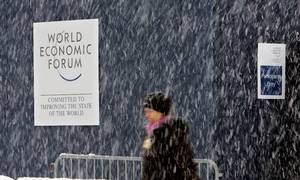 Sneen er faldet over Davos i denne uge, men World Economic Forums årsmøde 2021 er blevet afviklet virtuelt og dermed anderledes lunt end ellers. Syn som dette må vente til 2022. Foto: AP/Michel Probst