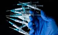 Ud fra en makroøkonomisk betragtning, giver det mening, at EU betaler overpris for coronavacciner frem for at være nedlukket mange uger endnu, mener eksperter. Foto: AP/Patrick van Katwijk
