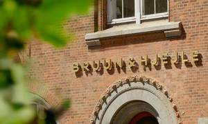 Bruun & Hjejle, der består af omkring 218 medarbejdere, har bygget forretningen op om fast ejendom, proces og M&A.
