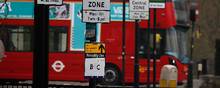 Trængselsafgiften i London er 130 kr. pr. døgn, men elbiler og opladningshybridbiler slipper for afgiften, hvilket er et stærkt købsincitament for pendlere.   Foto: AP/Frank Augstein