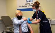 Boris Johnson er selv blevet vaccineret, og nu overvejer han og regeringen, om der skal stilles krav om, at frontpersonale får et stik. Foto: Frank Augstein/AFP