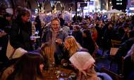 Mandag genåbnede pubberne i Storbritannien for udendørsservering, og det blev fejret som her i Soho i London. Foto: AFP/Tolga Akmen