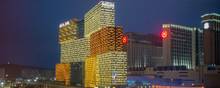 Macao har en stribe pompøse hotel- og kasinokomplekser, der er hårdt ramt af manglen på turister. Billedet viser et oplyst MGM Grand Macau.
Foto: Billy H.C. Kwok/Bloomberg