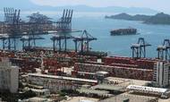 Driften i det østlige område af havneterminalen i Yantian, hvor de store skibe hovedsagelig lægger til kaj, fortsætter ifølge Mærsk med at opleve lav produktivitet, der er på cirka 30 pct. af det normale niveau. Foto: Reuters/Martin Pollard