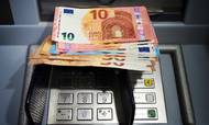 Der er gode muligheder for at hæve euro til rejsen i mange bankers pengeautomater, men den rejsende skal være ude i god tid med at bestille mange andre rejsevalutaer, hvis ønsket er at have lidt kontanter med hjemmefra. Foto: Soeren Stache/AP Images