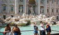 Danskernes favoritlande byder igen turisterne velkommen - her turister ved Roms berømte Trevi-fontæne. Men mens danskerne under coronakrisen i stor stil er gået væk fra kontanter, er de nødvendige i bl.a. Italien. Foto: AP Photo/Gregorio Borgia