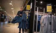 Blandt de danske detailkæder med butikker i shoppingcentre er Nielsens. Tøjkæden har 10 af dens 16 butikker placeret i centre - som her Rosengårdcentret i Odense, hvor Kim Brandt gør varer klar. Foto: Brian Karmark