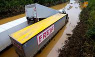 En lastbil fra Freja Transport & Logistics var i weekenden fanget i oversvømmelserne i Tyskland. REUTERS/Thilo Schmuelgen