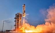 Jeff Bezos flyver afsted med tre andre i den første bemandede flyvning med Blue Origins raket, den 20. juli. Foto: Blue Origin