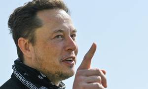 Elon Musk har krævet, at ledelseslaget på Teslas hovedkontor i Californien skal komme tilbage til kontoret - ellers kan de finde sig et andet arbejde. Foto: Pool/Reuters/Ritzau Scanpix