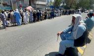 Afghanere står i kø for at hæve penge i deres bank, efter at Taliban har overtaget magten i Kabul. Foto: Reuters