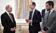 Ruslands præsident Vladmir Putin (tv) blev i forbindelse med en erhvervspris fotograferet sammen med Ilya Sachkov (th) i 2019. Nu er Sachkov blevet fængslet. Foto: Alexey Nikolsky/Sputnik/AFP