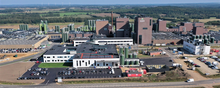 Arlas nye innovationscenter (i forgrunden) er placeret lige ved siden af koncernens store ingredientsfabrik nær Videbæk i Vestjylland.
Foto: Arla