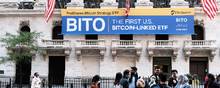 En ETF-fond, som følger prisen på kryptovalutaen bitcoin, havde første handelsdag på den amerikanske børs 19. oktober. Almindelige investorer kan købe sig ind og ud af fonden, der har navnet Proshares Bitcoin Strategy ETF. Foto: Spencer Platt/Getty Images/AFP.
