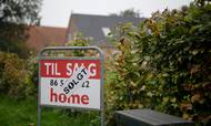 Mens det går stærkt med salget af huse i Odder tæt på Aarhus, samt i en lang række mindre landkommuner, så er der blevet længere mellem solgt-skiltene i de store byer. Foto: Rikke Kjær Poulsen