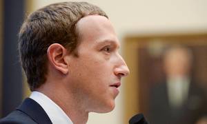 Mark Zuckerberg er tidligere blevet kaldt ind for at stå skoleret og svare på spørgsmål - dog mest foran politikere i høringer. Her i 2018 foran kongressen. Foto: Erin Scott/Reuters/Ritzau Scanpix