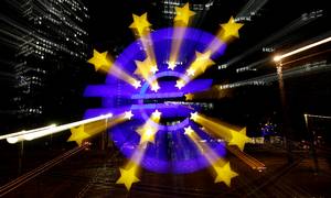 Seddelpressen roterer i heftigt tempo for at finansiere ECB's opkøb af stats- og erhvervsobligationer. Den Europæiske Centralbank (ECB) køber månedligt for 90 mia. euro. Foto: Reuters/Kai Pfaffenbach