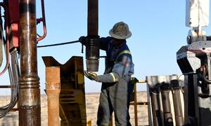 Verden mangler ikke olie, men der investeres for lidt i olieindustrien til at sikre den langsigtede efterspørgsel, og det kan skabe nye energiprischok. Foto: Reuters/Nick Oxford