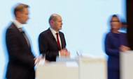 Tysklands finansminister og kommende kansler, Olaf Scholz, præsenterer regeringsgrundlaget omgivet af FDP's leder, Christian Lindner (t.v.), og De Grønnes leder, Annalena Baerbock (t.h.). Foto: AFP/Odd Andersen