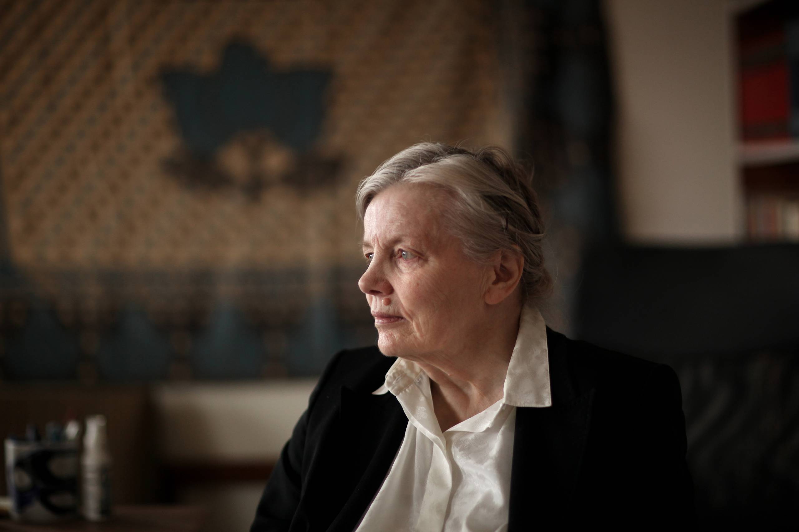 Ruth Nielsen modtog for nylig en hæderspris for sit juridiske arbejde inden for arbejdsretten og ligestilling og EU. Hun er professor og stadig såre aktiv, selvom hun er 75 år, og sygdommen sklerose holder hende mest derhjemme. Foto: Nicolai Lorenzen 