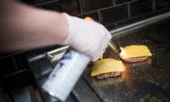 Arla Foods har fart i udviklingen af bl.a. nye oste til brug i pizzriaer og bugerrestauranter, mens Danish Crown afsættes tusindvis af burgerbøffer til foodservice. Foto: Mads Frost.