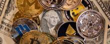 Der findes efterhånden tusindvis af digitale valutaer - de to største er dog bitcoin og ethereum. Foto: REUTERS/Dado Ruvic/Illustration/File Photo
