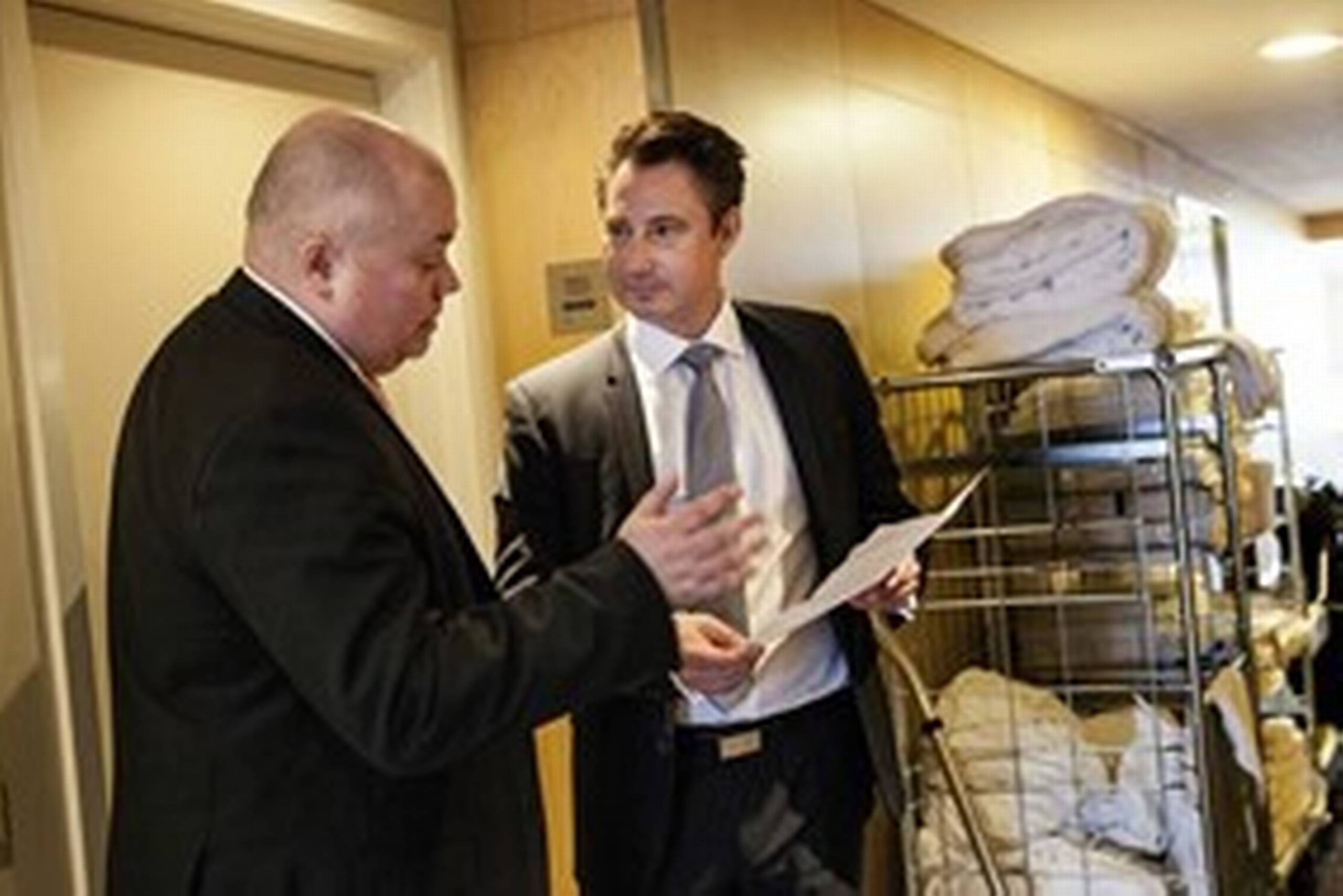 Erhvervsstyrelsen har underlagt virksomheden De 5 Stjerner en såkaldt covid-kontrol med henblik på at undersøge de søgte lønkompensationsmidler. Til højre ses John Christensen, adm. direktør i De 5 Stjerner. Foto: Stine Bidstrup