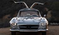 Verdens smukkeste bil? I hvert fald én af dem. Nu er et eksemplar af Mercedes-bilen med Mågevinger blevet solgt på en auktion for et rekordbeløb. Foto: Sotheby's