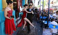 Den argentinske befolkning danser tango i Buenos Aires' gader, mens den argentinske regering danser tango med IMF. Foto: Enrique Marcarian/Reuters/Ritzau Scanpix