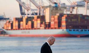 Joe Biden, præsident i USA, har stort fokus på at løsne flaskehalsene i landets havne. Præsident holdt sidste år rundbordssamtaler med ledelsen i havnene på vestkysten og havnearbejdernes fagforbund. Mødet kom forud for de vigtige overenskomstforhandlinger i år. Foto: Susan Walsh/AP/Ritzau Scanpix