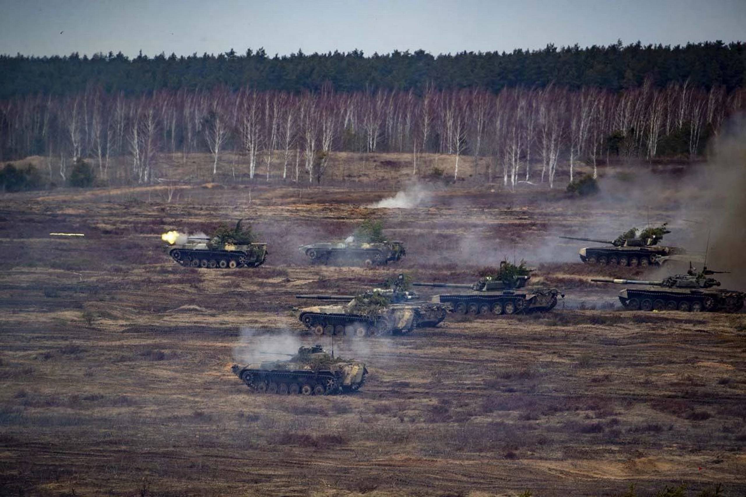  This handout video grab released by the Russian Defence Ministry on February 21, 2022, shows Russian and Belarus tanks during joint exercises of the armed forces of Russia and Belarus as part of an inspection of the Union States Response Force, at a firing range near Brest. (Photo by Russian Defence Ministry / AFP) / RESTRICTED TO EDITORIAL USE - MANDATORY CREDIT "AFP PHOTO/ RUSSIAN DEFENCE MINISTRY" - NO MARKETING - NO ADVERTISING CAMPAIGNS - DISTRIBUTED AS A SERVICE TO CLIENTS