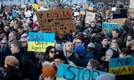 Tusindvis af demonstranter protesterede foran Ruslands ambassade i København efter Ruslands invasion af Ukraine. Folkestemningen viser sig også i danskernes syn på virksomheder, mener professor. Foto: Finn Frandsen