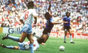 Diego Maradona spillede en fremragende kamp mod England ved VM i 1986, men den vil primært blive husket for hans mål med hånden. Foto: dpa/AP Images