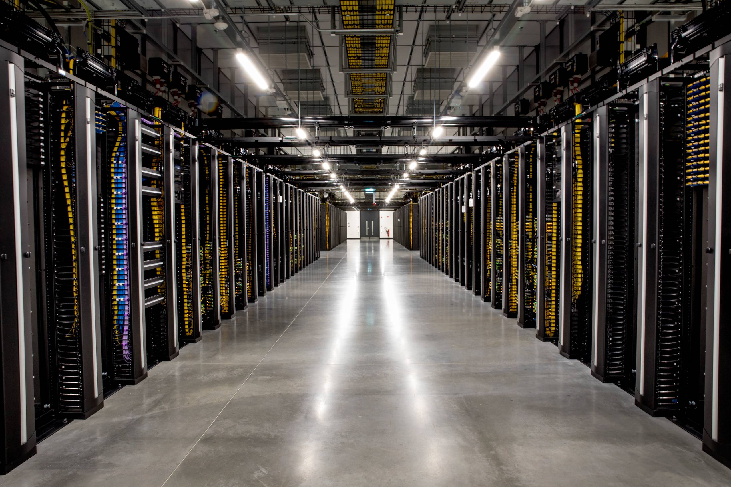 Op mod halvdelen af energiforbruget i datacentre anvendes på køling af dataservere og datalagre. Billedet er fra Facebooks datacenter ved Odense. Foto: Scanpix/Jacob Ehrban  