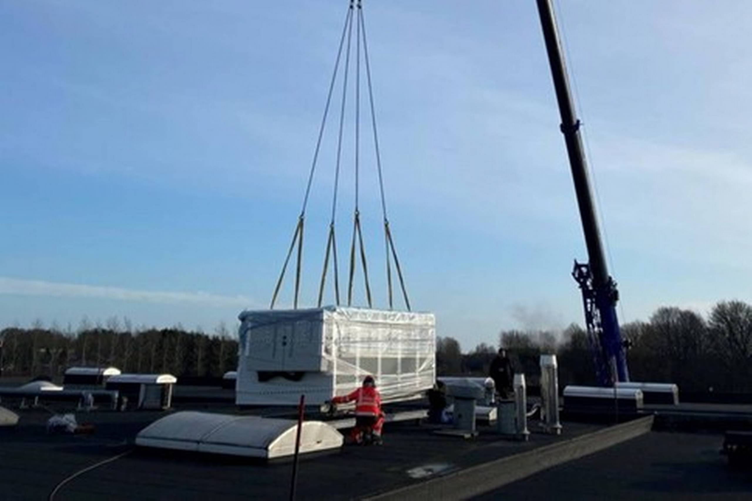 De, der er hurtige til at omstille sig, bliver ikke belønnet i regerings udspil til en CO2-afgift, kritiserer Dansk Erhverv og Salling Group. Her er det Bilka Viborg, der får skiftet sit gasfyr ud med en eldrevet varmepumpe på taget. Foto: Claus Frederiksen - Bilka Viborg