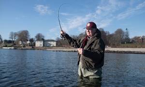 Søren P. Olesen bruger en del af sin fritid på fluefiskeri, som han ofte også gjorde i de åer, der lå omkring barndomshjemmet i den midtjyske by Tapdrup. »Da jeg var dreng, var det den billigste måde at fiske på,« siger topchefen. Foto: Mads Andreas Frost