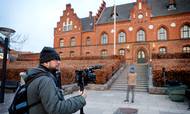 Pressen venter foran arresten i Hillerød på dagen for løsladelsen af spionchef Lars Findsen, tidligere chef for Forsvarets Efterretningstjeneste, FE. Foto: Jens Dresling
