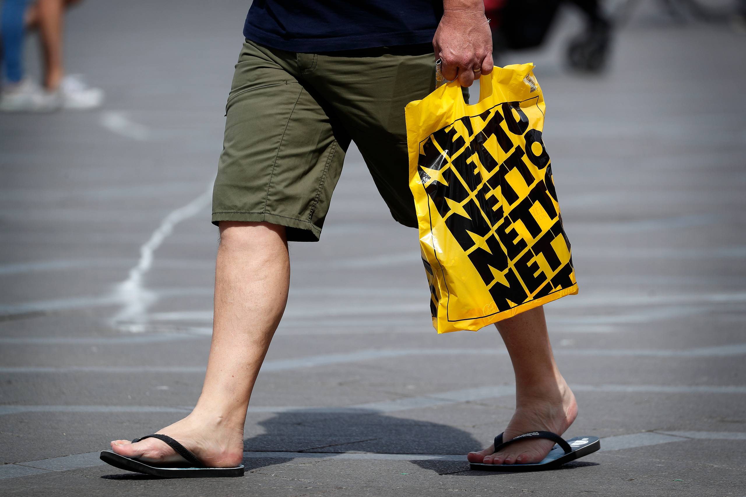 Mand med indkøbspose fra Netto. Foto: Jens Dresling